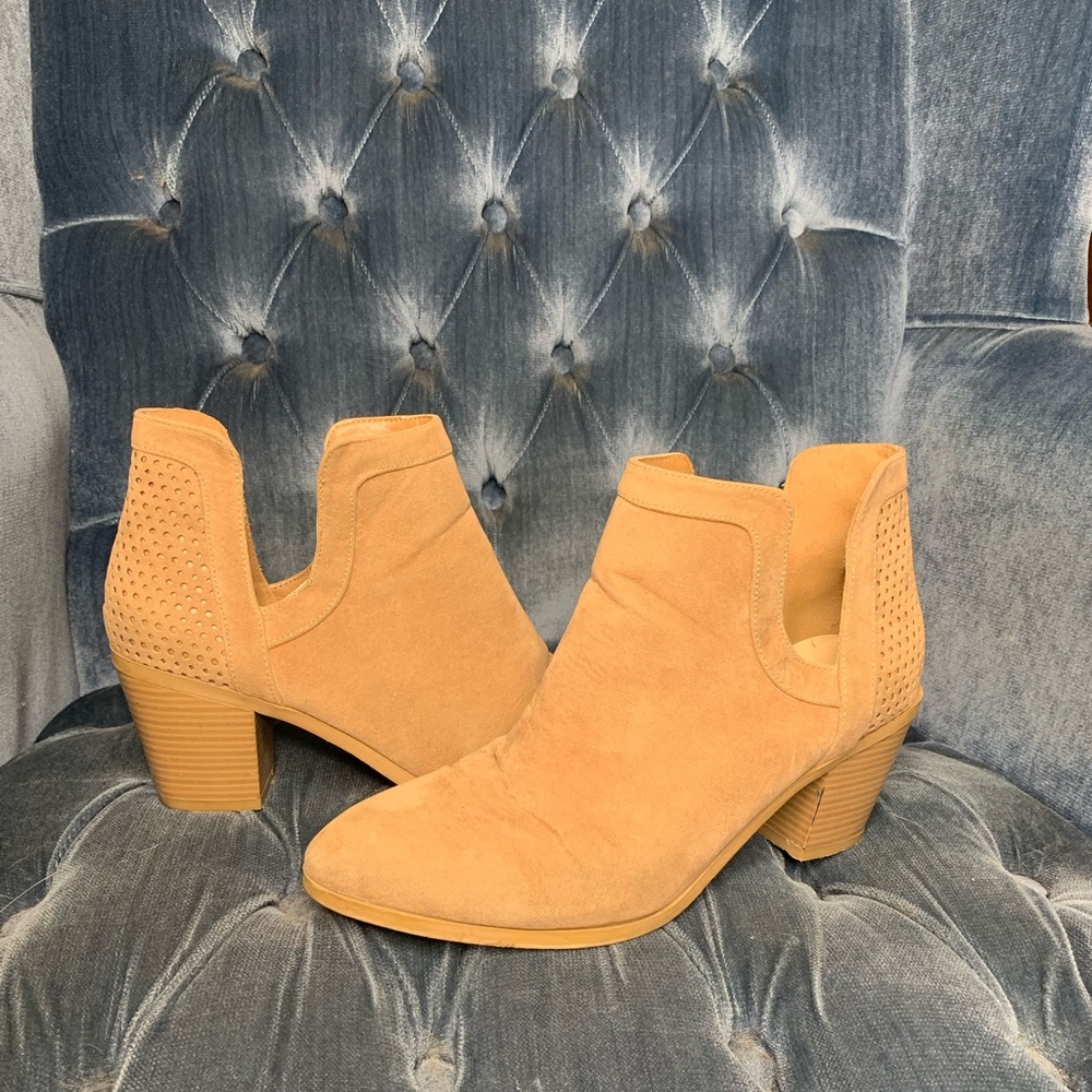 Shoe Dazzle Tan Cutout Booties Size 9